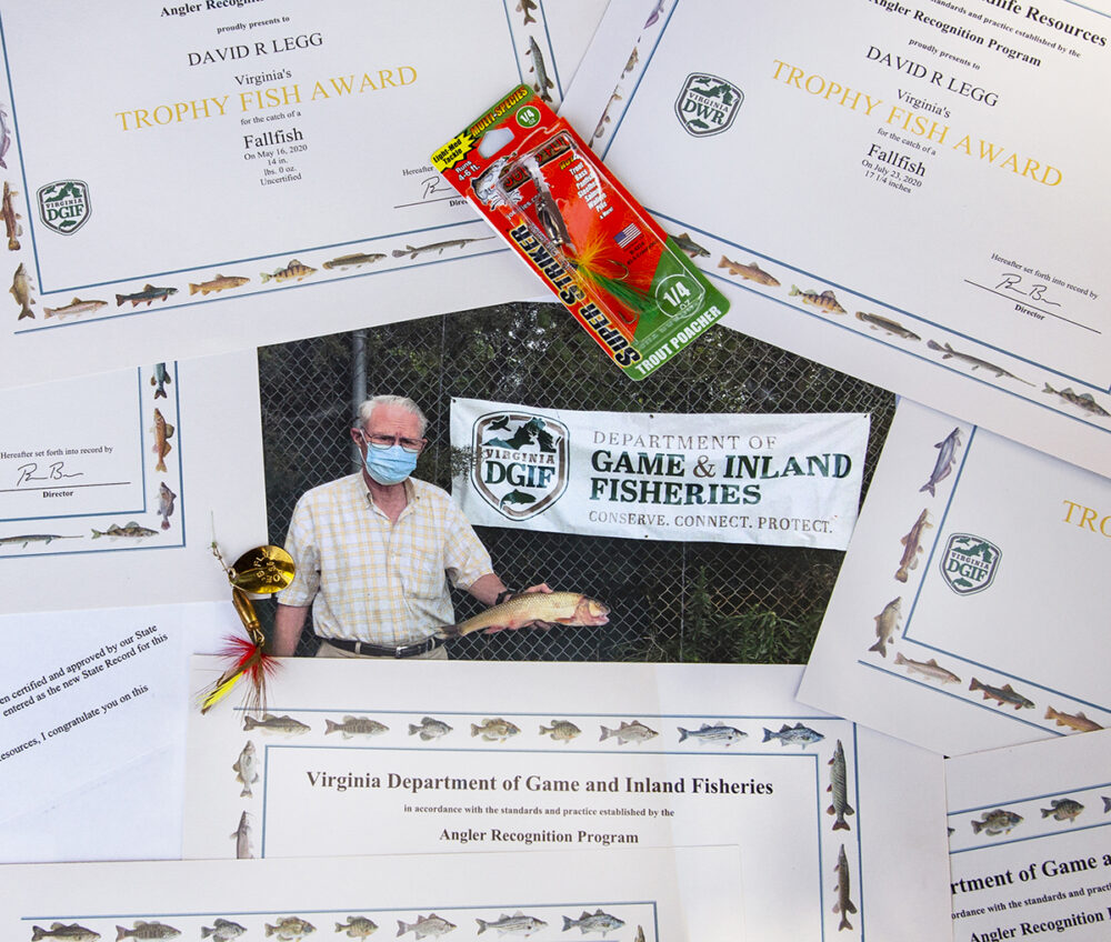 Una imagen del pescador que capturó el récord de caída rodeado de multitud de premios que ha ganado a lo largo de los años