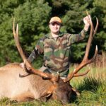 Un hombre que posaba con una punta 8 mató a un alce.