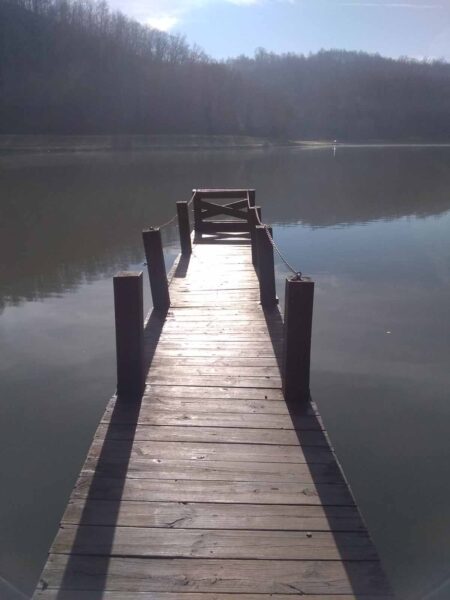 Un muelle que se adentra en el agua.