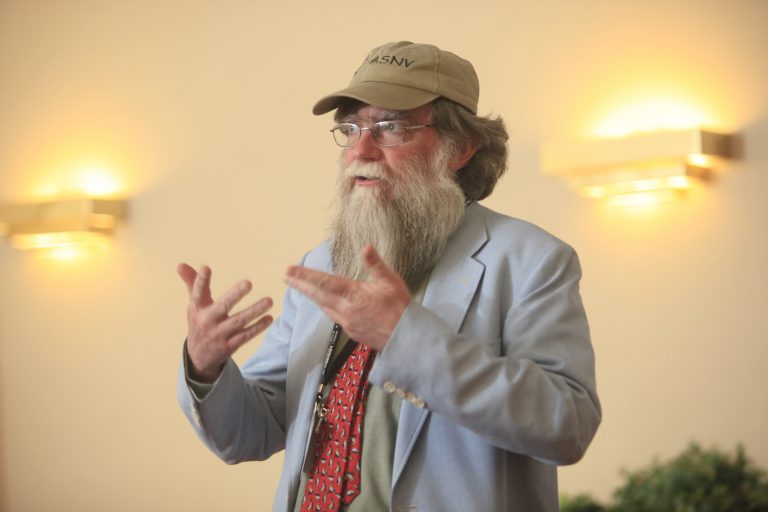 Una imagen de Fred Atwood hablando en un evento