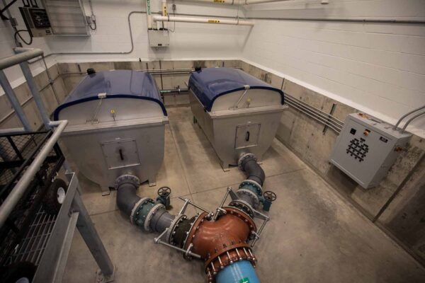 Una imagen de un mecanismo de movimiento de agua dentro de la planta de incubación