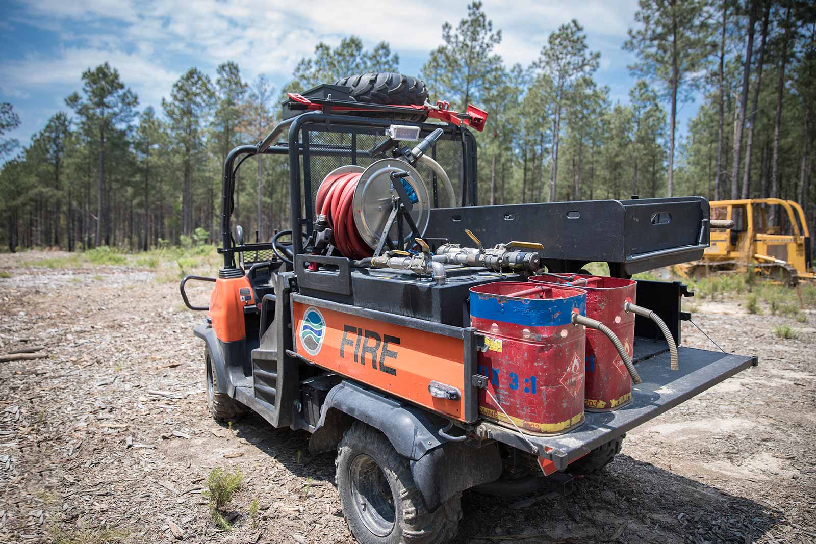 Un vehículo de bomberos del Departamento de Conservación y Recreación de Virginia está listo con el equipo cargado.