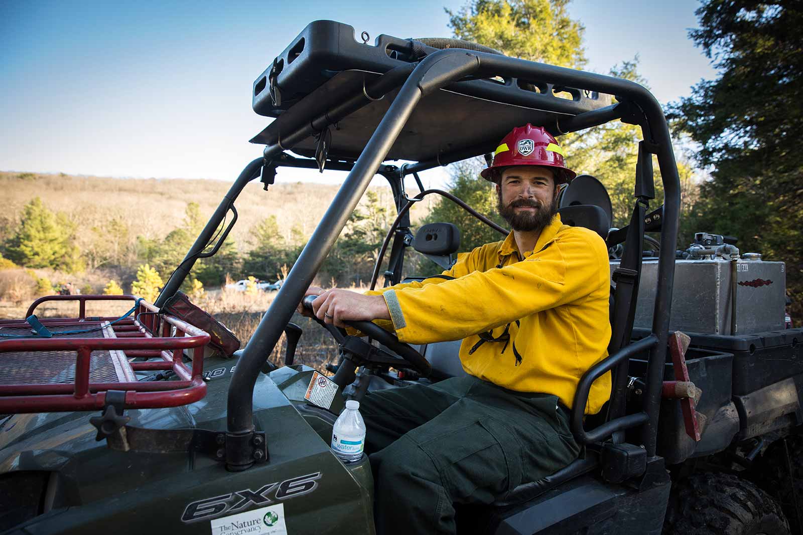 Un miembro del equipo de bomberos conduce un vehículo todo terreno.
