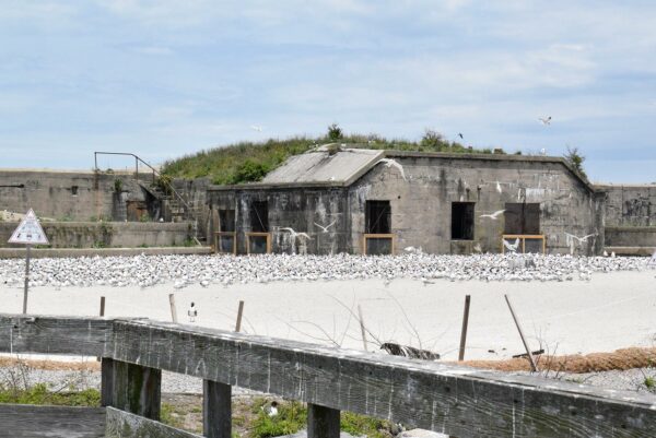 Imagen de una estructura de hormigón tomada de un puente de hormigón