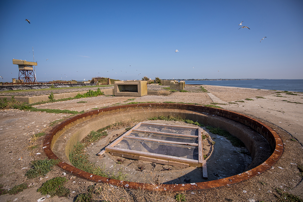 Un ejemplo de una de las barreras utilizadas para evitar que las aves queden atrapadas dentro de uno de los pozos