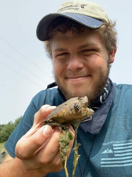 Logan Anderson sosteniendo una tortuga