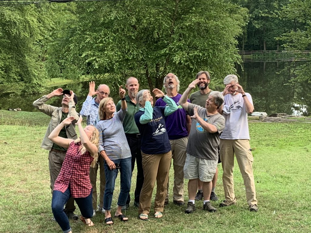 Un grupo de observadores de aves que fingen mirar pájaros