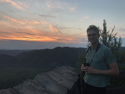 Andrew Rapp con una puesta de sol de fondo