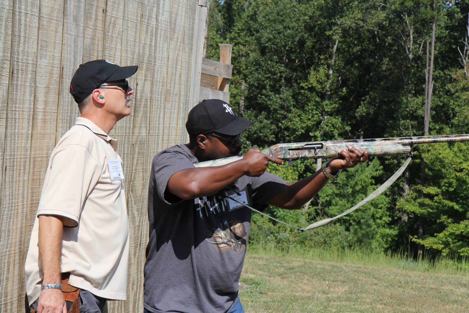 Una imagen de un hombre disparando un arma a un objetivo