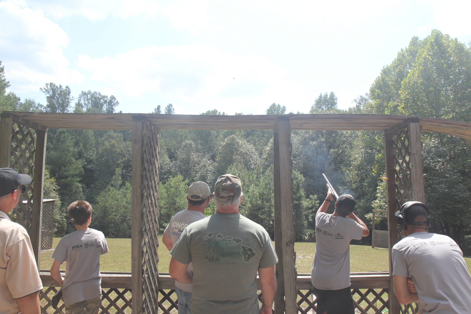 Una imagen de varias personas disparando armas a objetivos