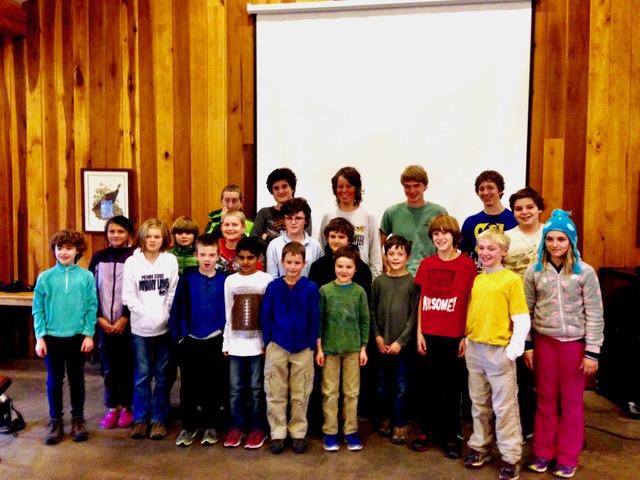 Una imagen de varios niños posaron para una foto; los niños son miembros de los pájaros jóvenes de Virginia. 