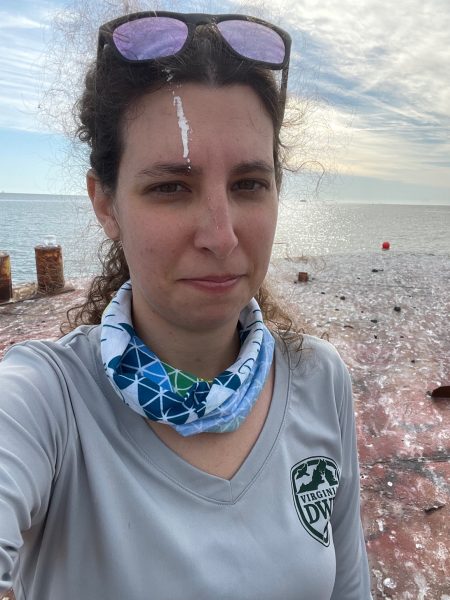 Una imagen de una niña con caca de pájaro en la cara