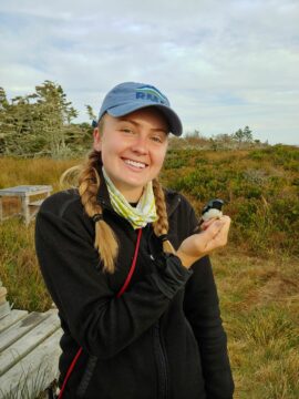 ¡Jessie Wilson sosteniendo una curruca azul de garganta negra!