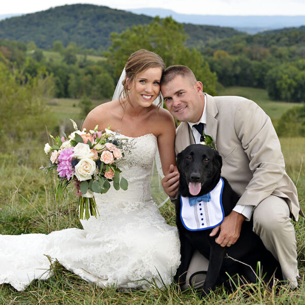 K9 Justice con el CPO Wayne Billhimer y su esposa, Molly, en su boda, donde Justice fue la portadora del anillo.