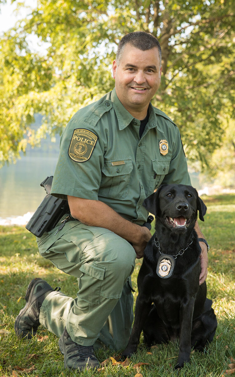 El CPO Mark VanDyke y Avery, su socio de K9 que se jubilará pronto. 