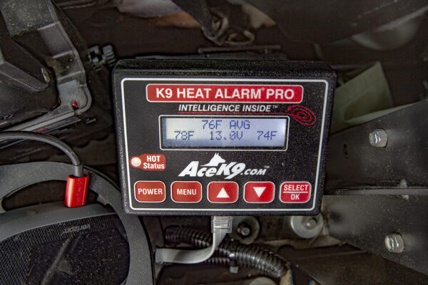El sistema de alarma de calor AceK9 monitorea constantemente la temperatura dentro del vehículo y alerta al CPO cuando se calienta demasiado. 