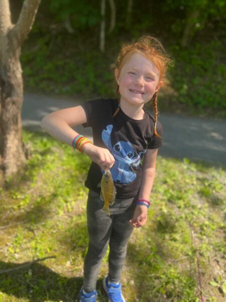 Lillian ( 5años), sosteniendo un pez