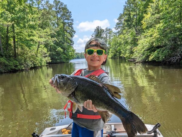 Sawyer ( 7años), sosteniendo un pez