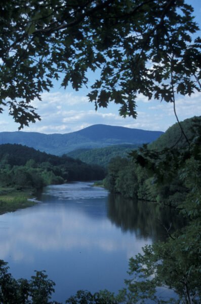 Una imagen de una vista del río James para enfatizar la belleza natural de las vías fluviales de Virginia
