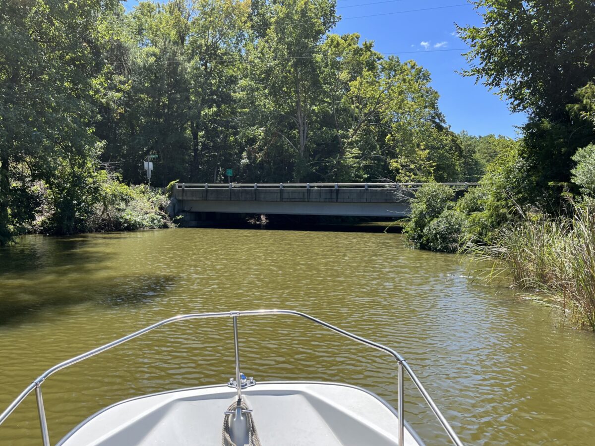 Imagen de una pequeña pasarela de hormigón tomada desde un barco de pesca