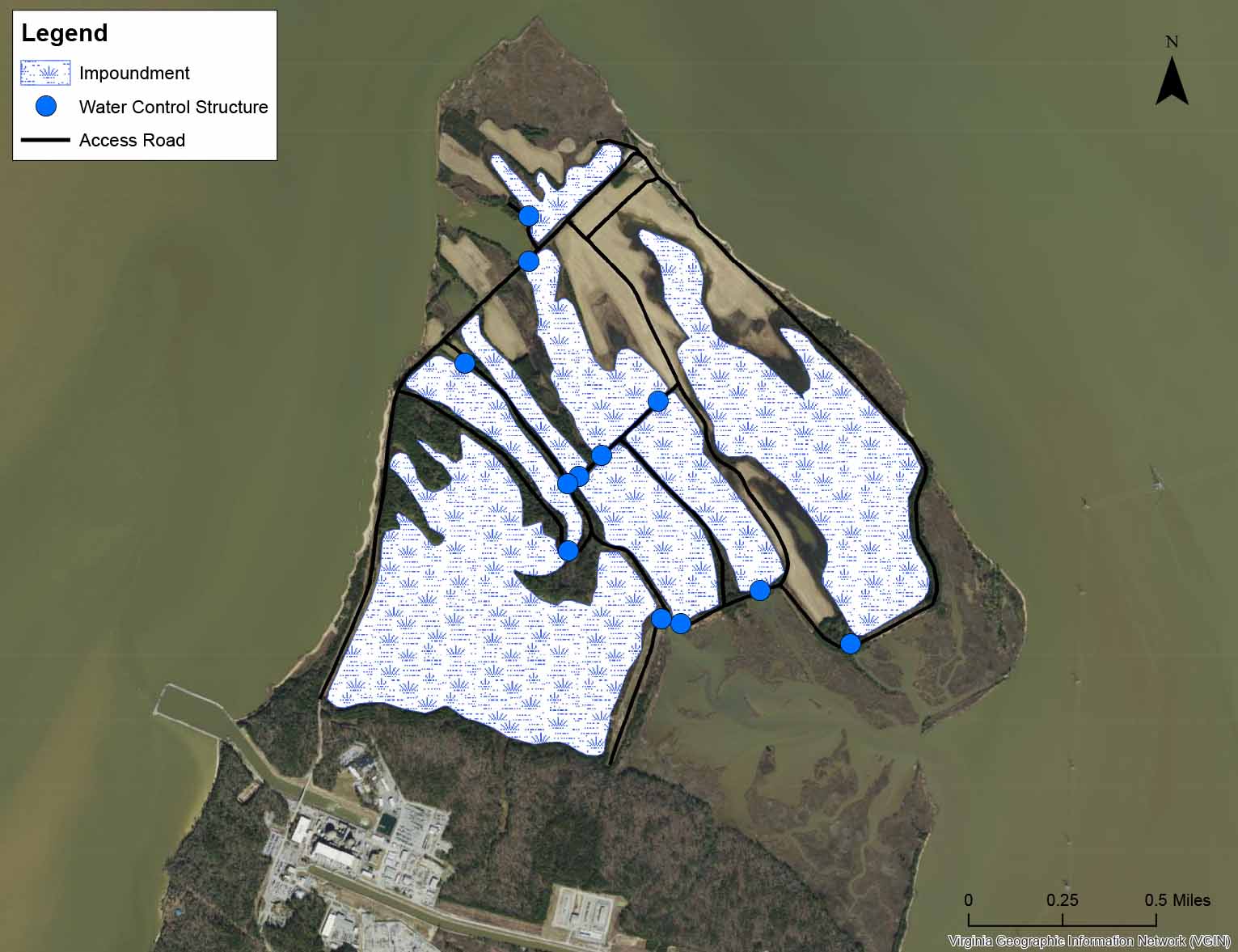 Un mapa de la isla del cerdo con carreteras de acceso que rodean el perímetro y embalses de humedales en el interior que se gestionan a través de varias estructuras de control de agua que se conectan con el cuerpo de agua más grande que rodea la isla