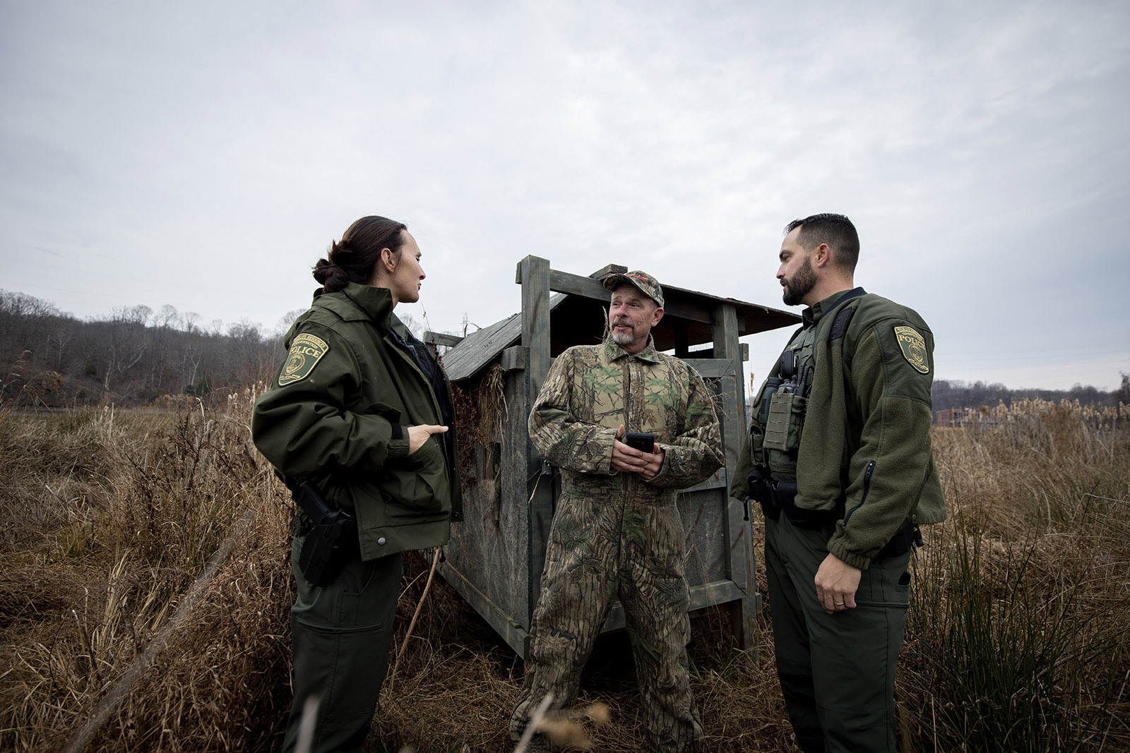 Una foto de una CPO femenina en uniforme y un CPO masculino en uniforme hablando con un cazador disfrazado.