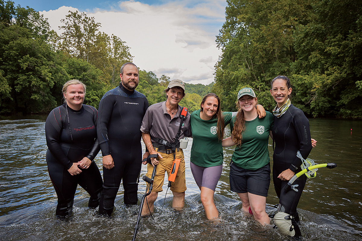 Una imagen del equipo para la reintroducción del mejillón cara de mono tomada en el río Clinch después de que ocurriera el proceso de reintroducción 