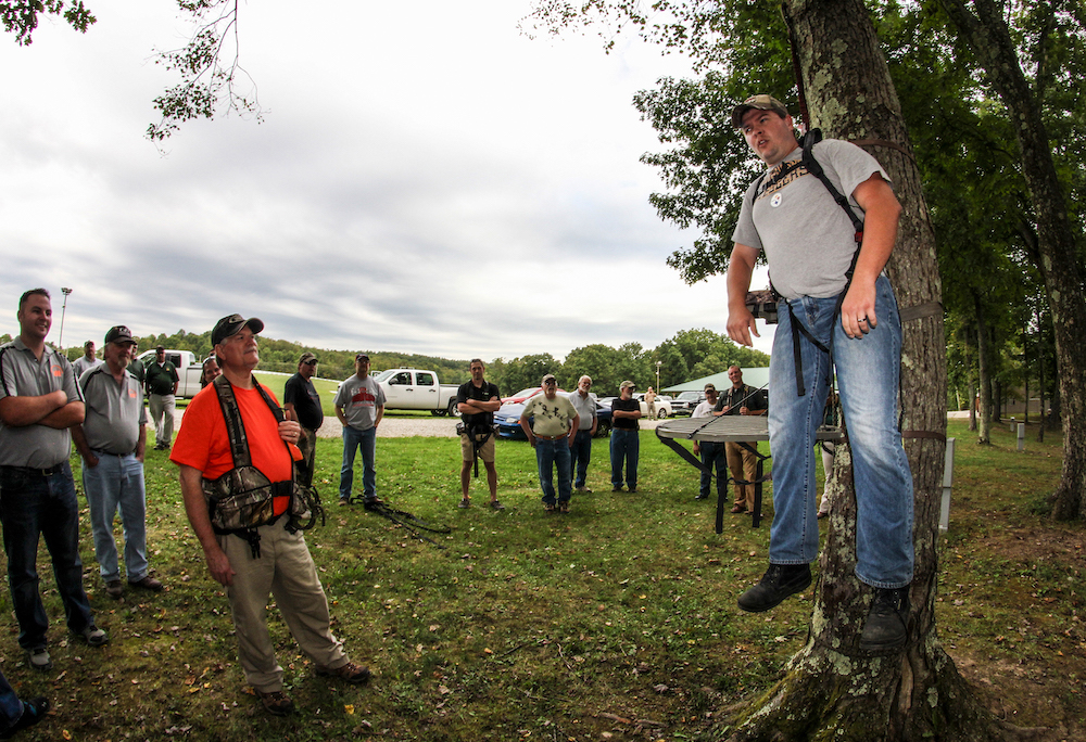 Tres reglas de arnés de seguridad para recordar 1. Use uno 2. Manténgase conectado en su camino hacia arriba y hacia abajo 3. Investigue y practique cómo recuperarse de una caída cuando/si eso sucede. Foto cortesía de Sportsmen for Tomorrow