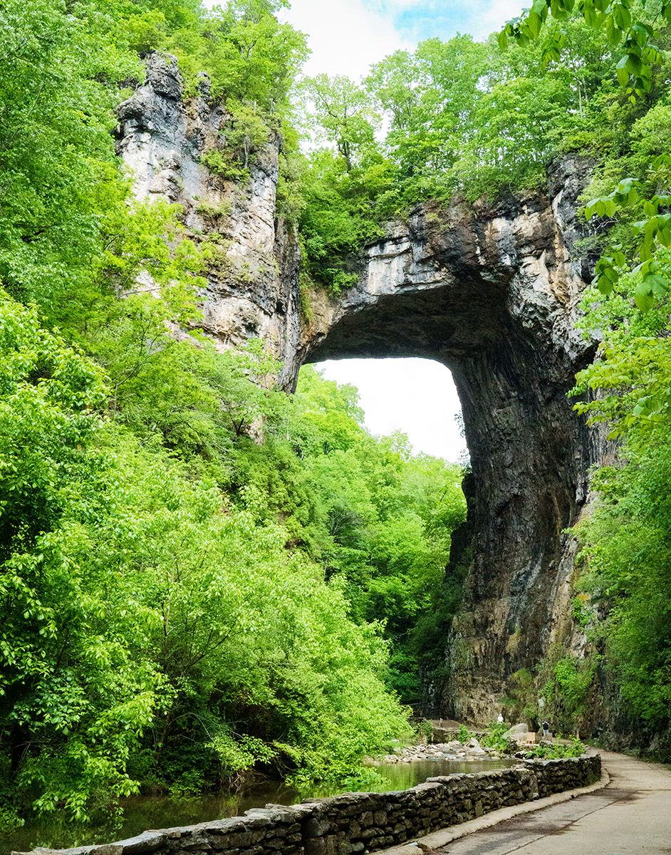 Una imagen de puente natural desde el camino