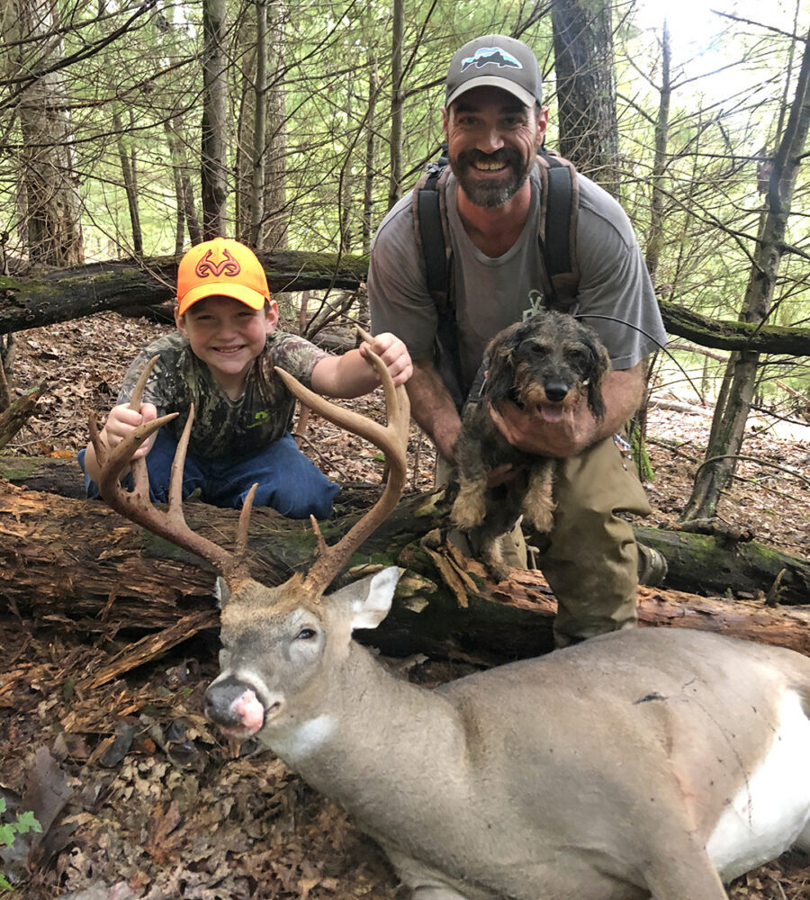 Enzo ayuda a los cazadores a asegurarse de que no dejan animales heridos en el bosque.
