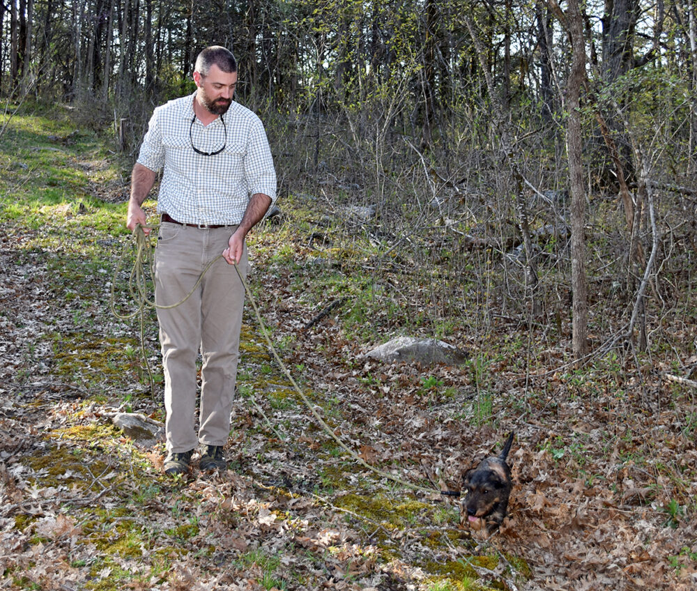 Blair Smyth y Enzo el terrier rastreando.
