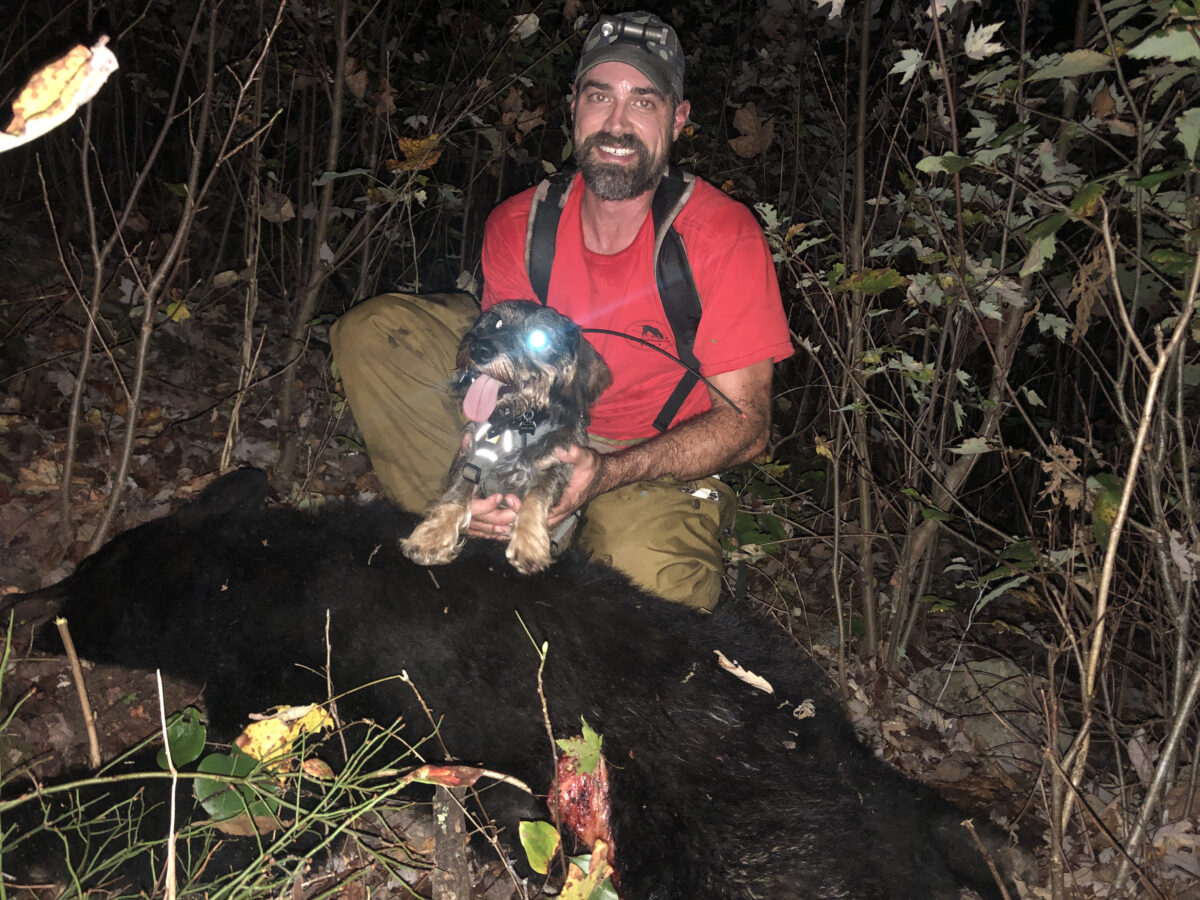 Enzo y Blair Smyth con un oso que ayudaron a localizar.