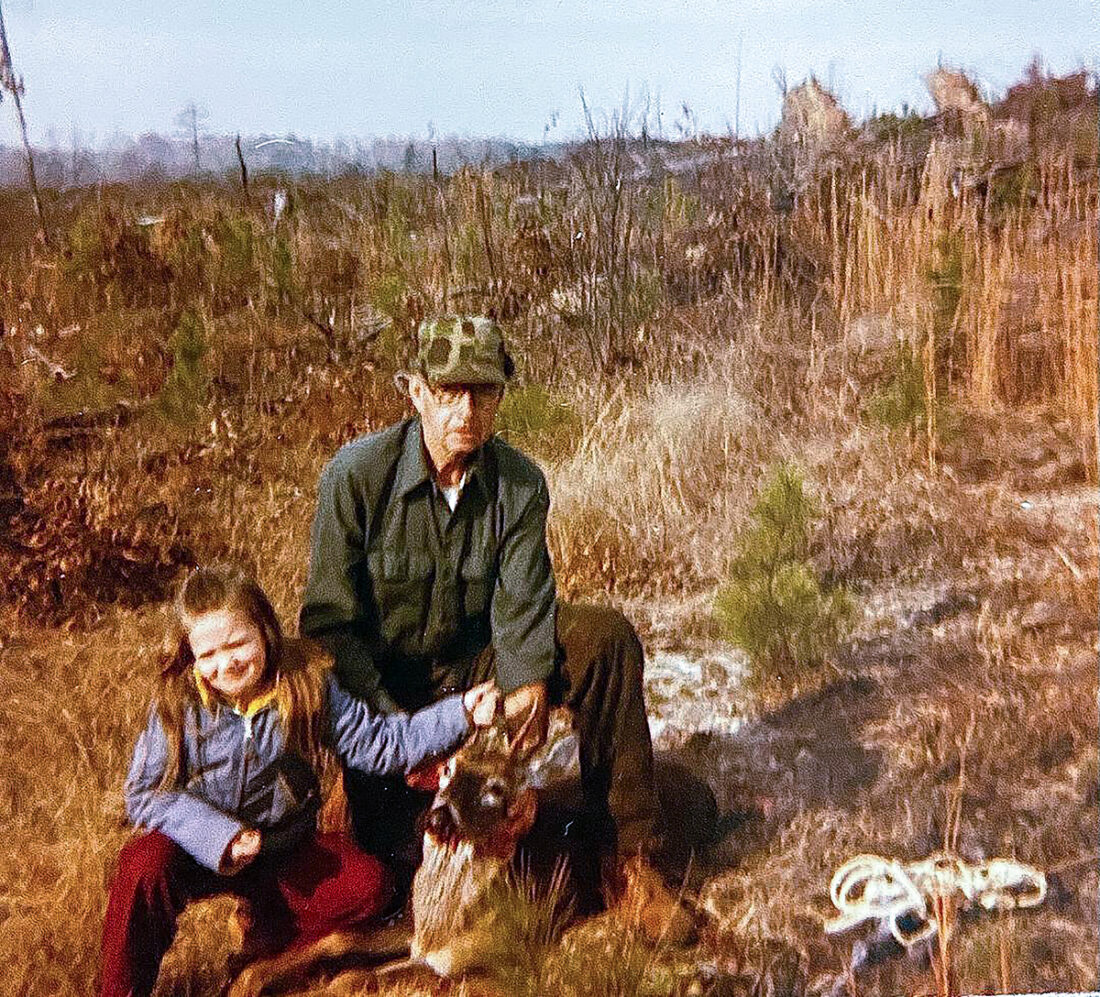 Una imagen de una niña de cinco años y su abuelo y el ciervo que han cazado