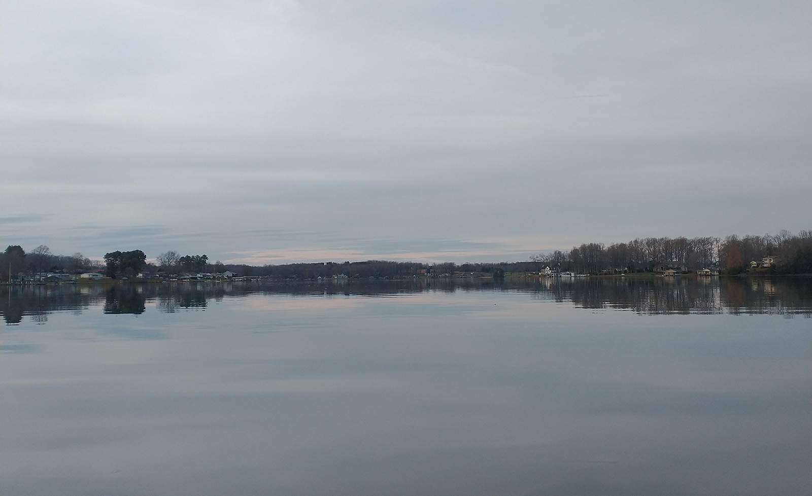 Una foto de un río con aguas muy planas y tranquilas.