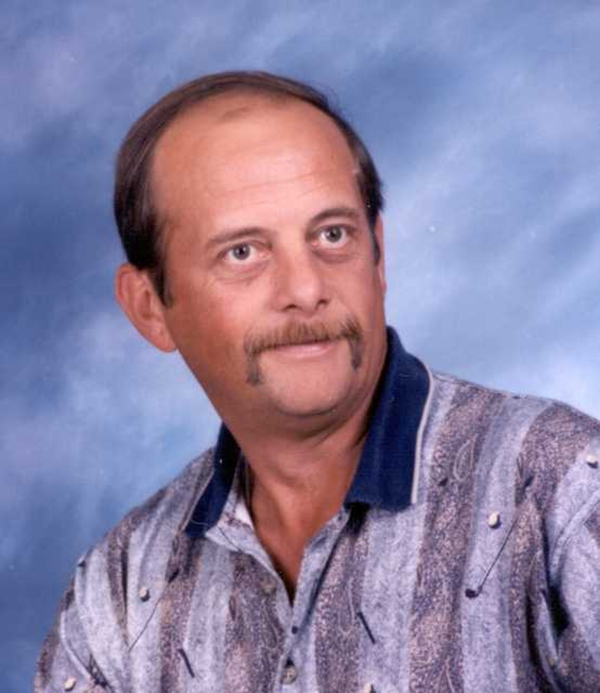 Un retrato de un hombre con bigote.