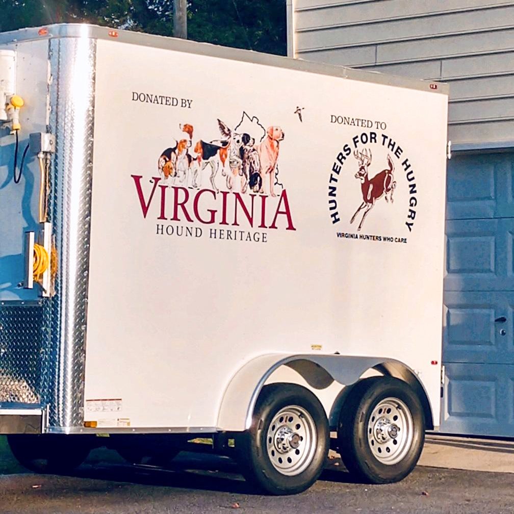 Una foto de un remolque refrigerado con los logotipos de Hunters for the Hungry y Virginia Hound Heritage pintados en el costado.