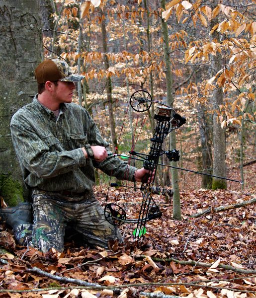 Un cazador sosteniendo un arco y una flecha