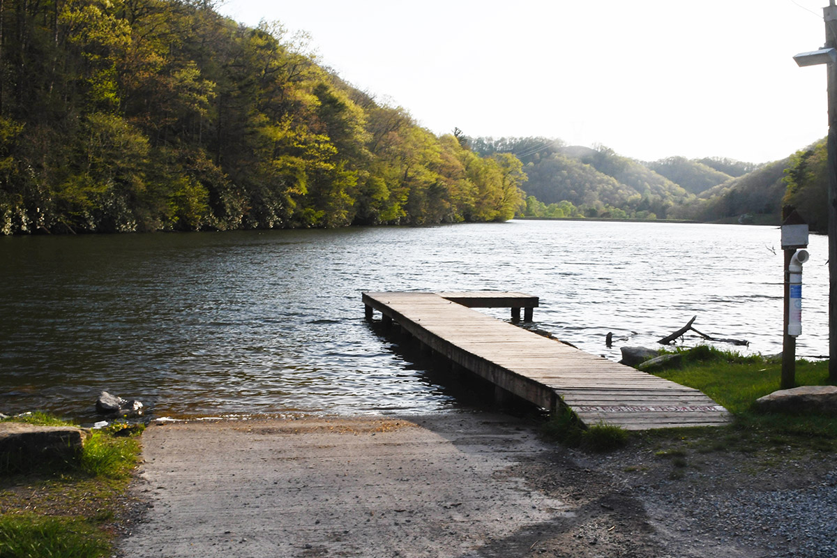 La rampa de madera para botes en el lago Hungry Mother en el Parque Estatal Hungry Mother.
