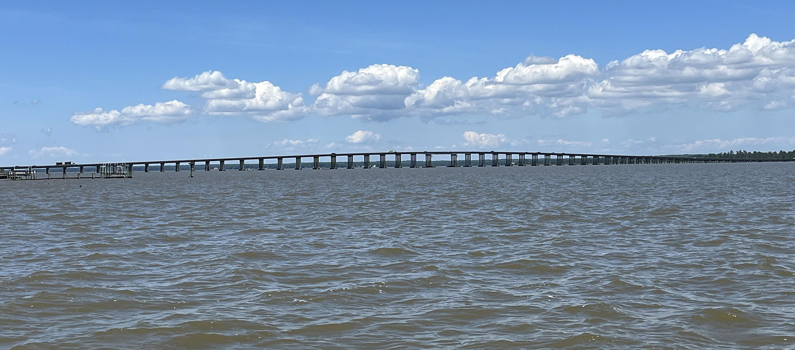 Una foto de un puente cruzando un río, tomada desde el agua.