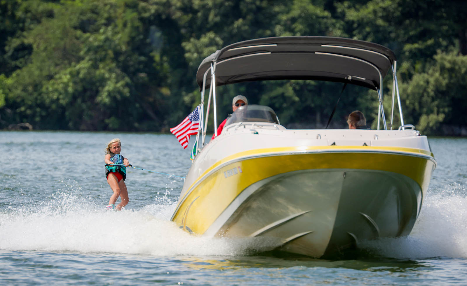 Una persona que está siendo remolcada por un barco