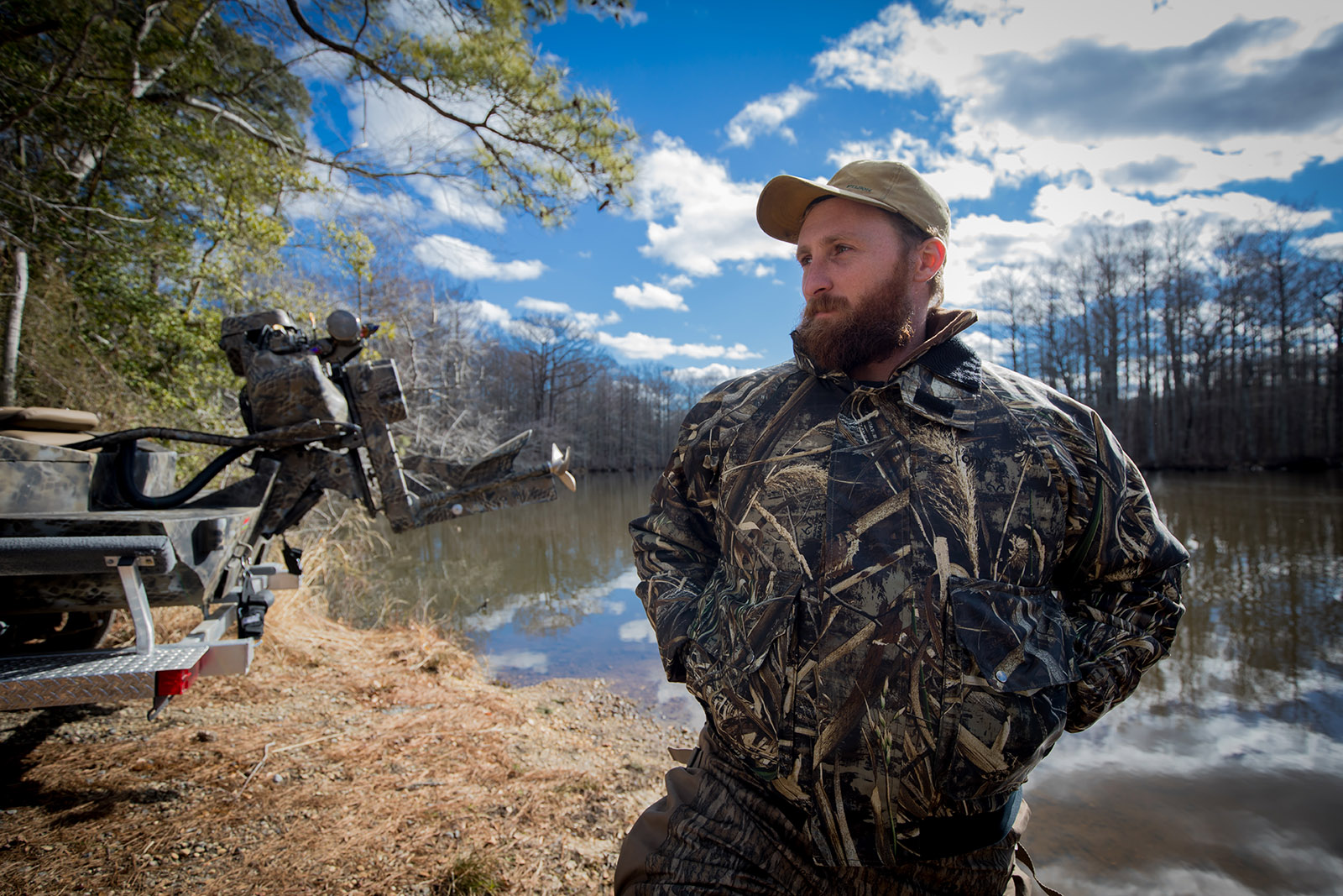 Una imagen de un hombre con un abrigo flotante de camuflaje que lo mantiene seco y actúa como un dispositivo de flotación si es necesario