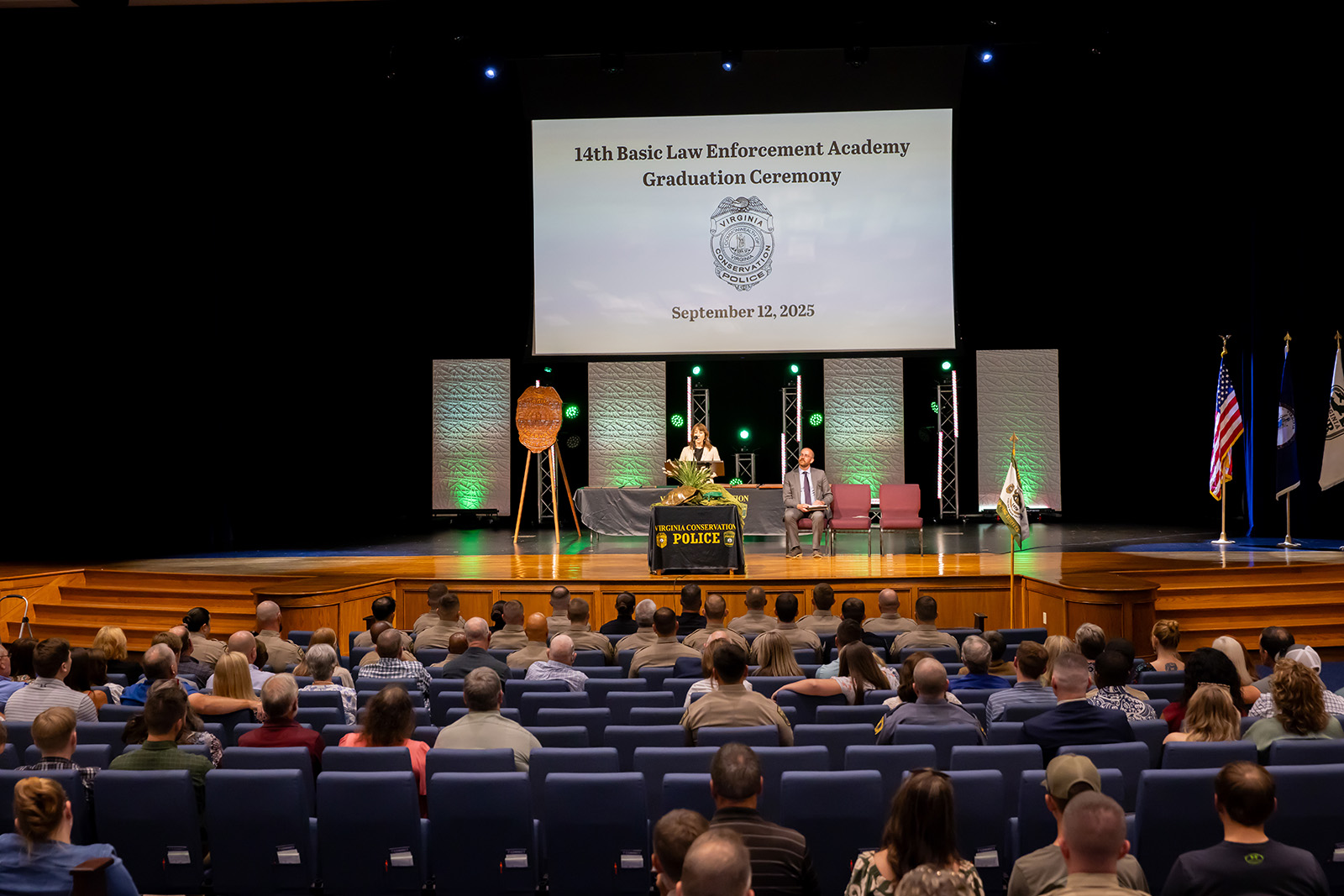 Vista completa de la sala y el escenario de la 14ª Ceremonia de Graduación de la Academia Básica de Aplicación de la Ley el 12de septiembre de 2025.