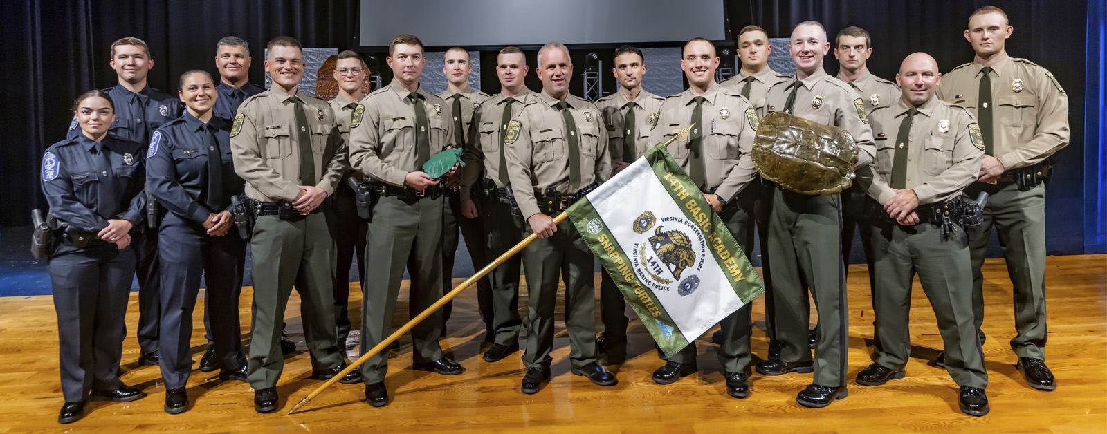 Foto de las fuerzas del orden con 17 reclutas.
