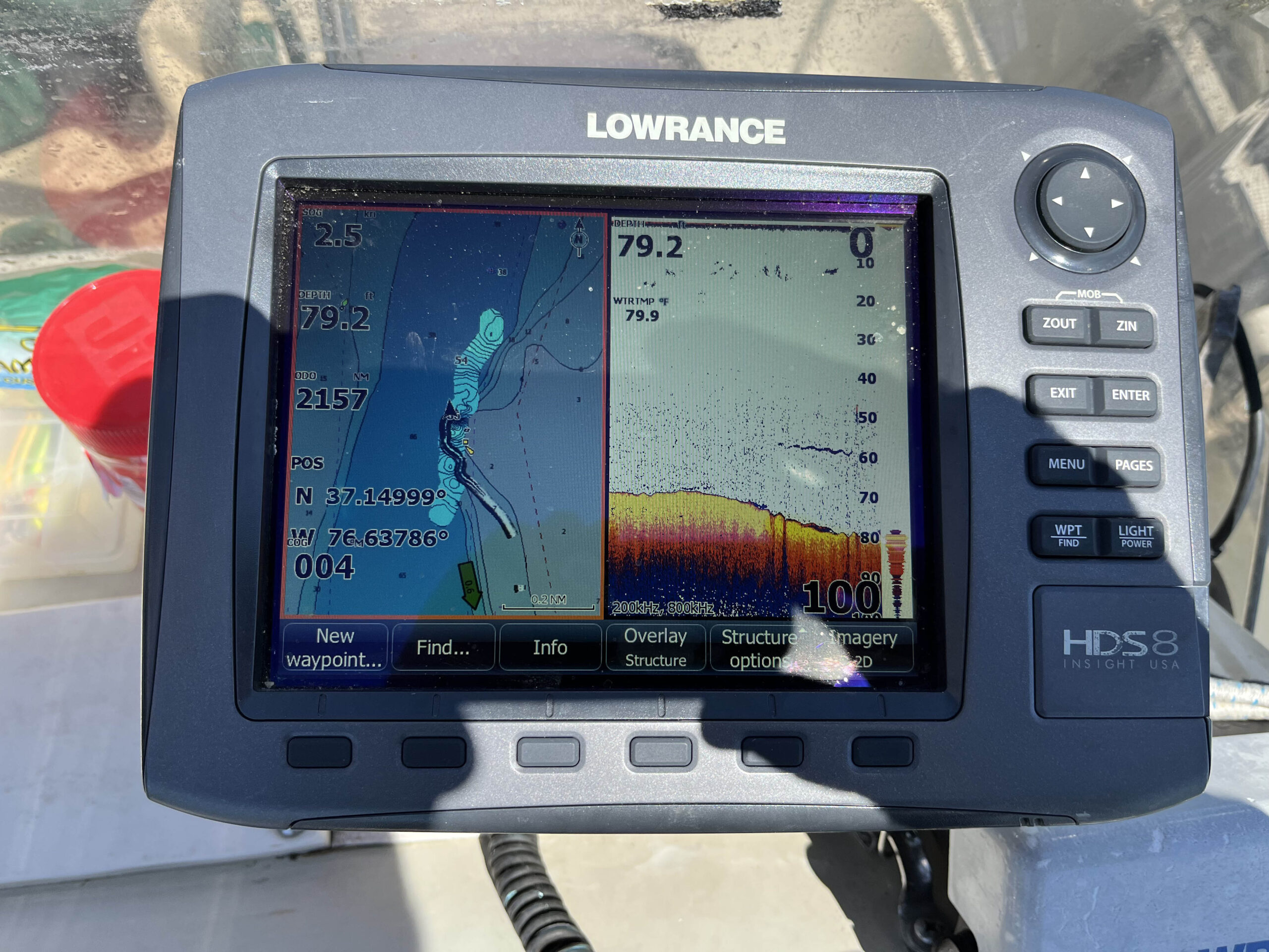 Una imagen de un dispositivo de radar que muestra peces dentro del cuerpo de agua