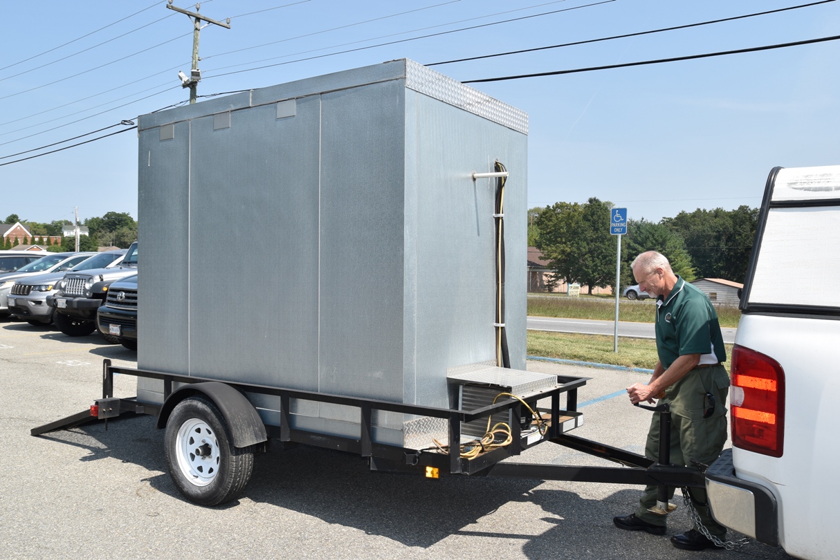 Gary Arrington y una nevera móvil de Hunters for the Hungry unida a la parte trasera de un camión blanco