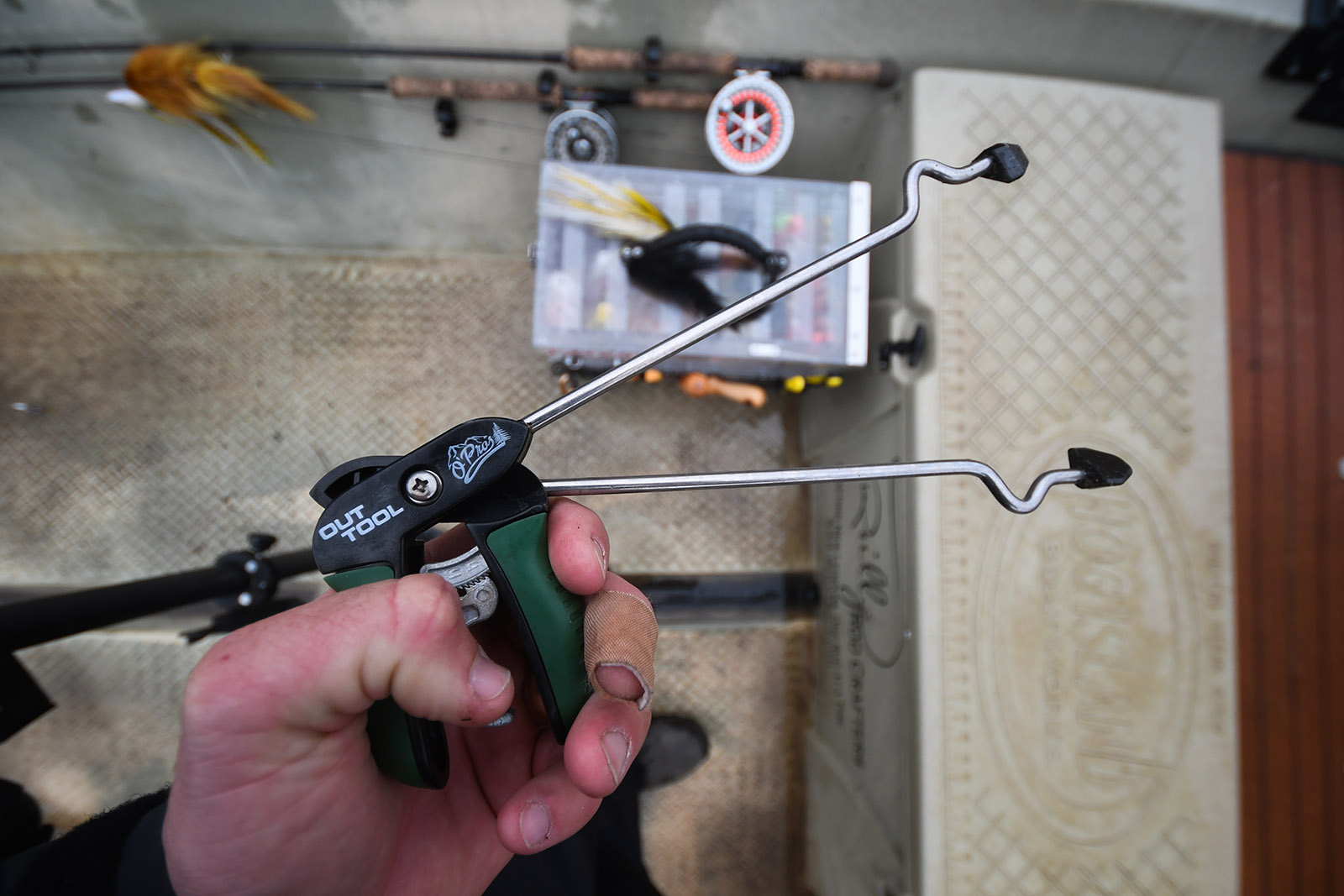 Una foto de una mano sosteniendo una herramienta diseñada para abrir la boca de un pez de manera suave y efectiva.