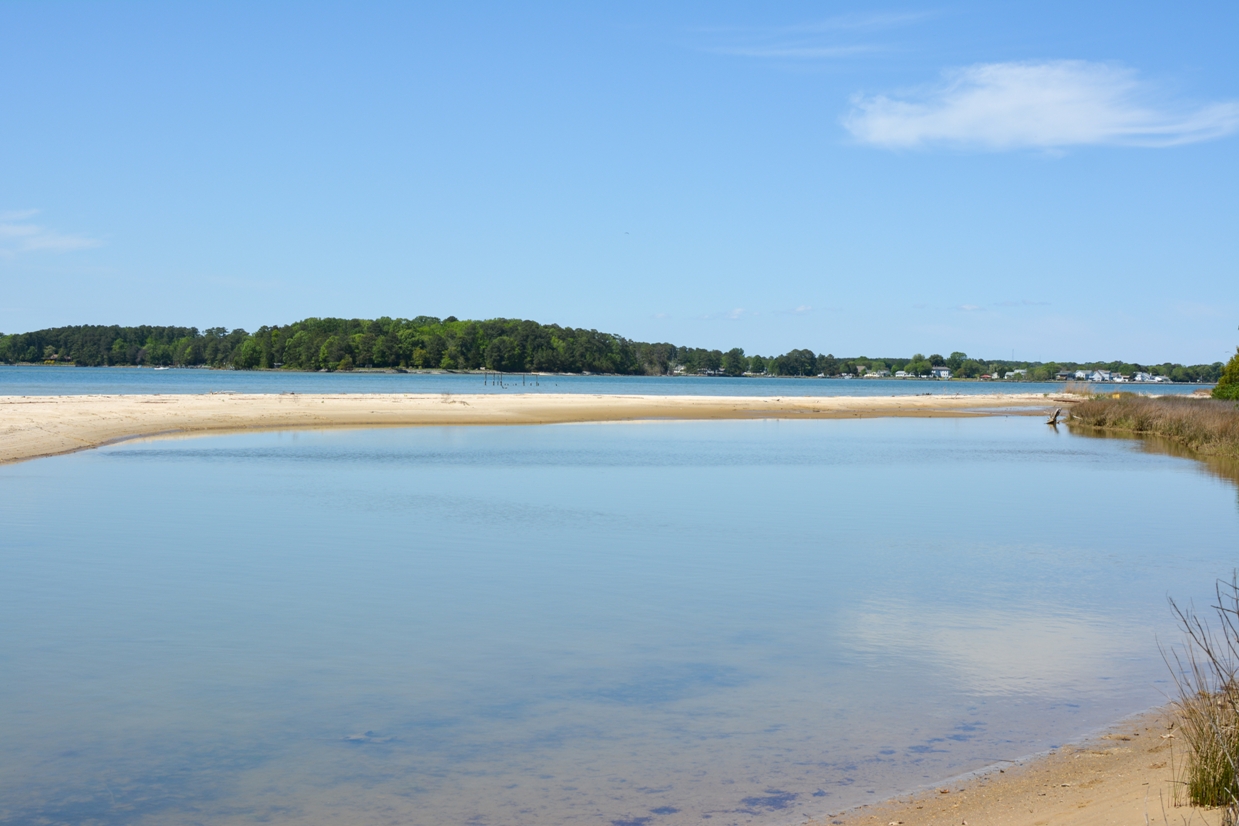 Una zona de agua aislada alejada de las corrientes a través de un banco de arena en la Reserva Natural del Pantano de Dameron