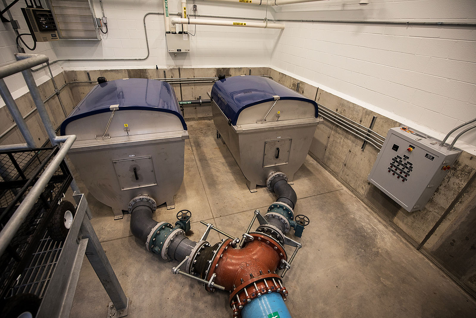 Los nuevos filtros de tambor eliminan otros peces, desechos y contaminantes del agua de Passage Creek antes de que fluya hacia el criadero.