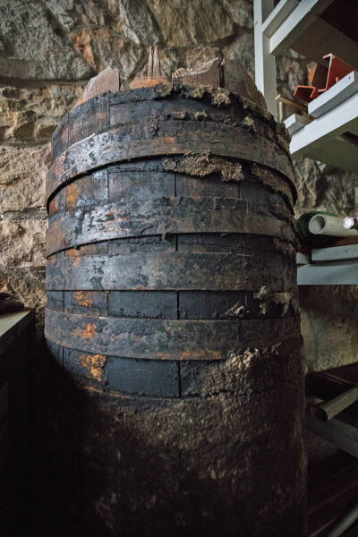 Un gran tubo sobrante que se asemeja a un barril de madera que queda de las reformas