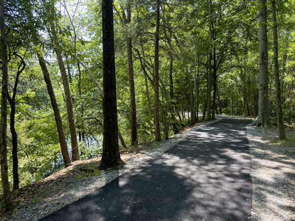 Muchos de los senderos, pero no todos, están pavimentados.